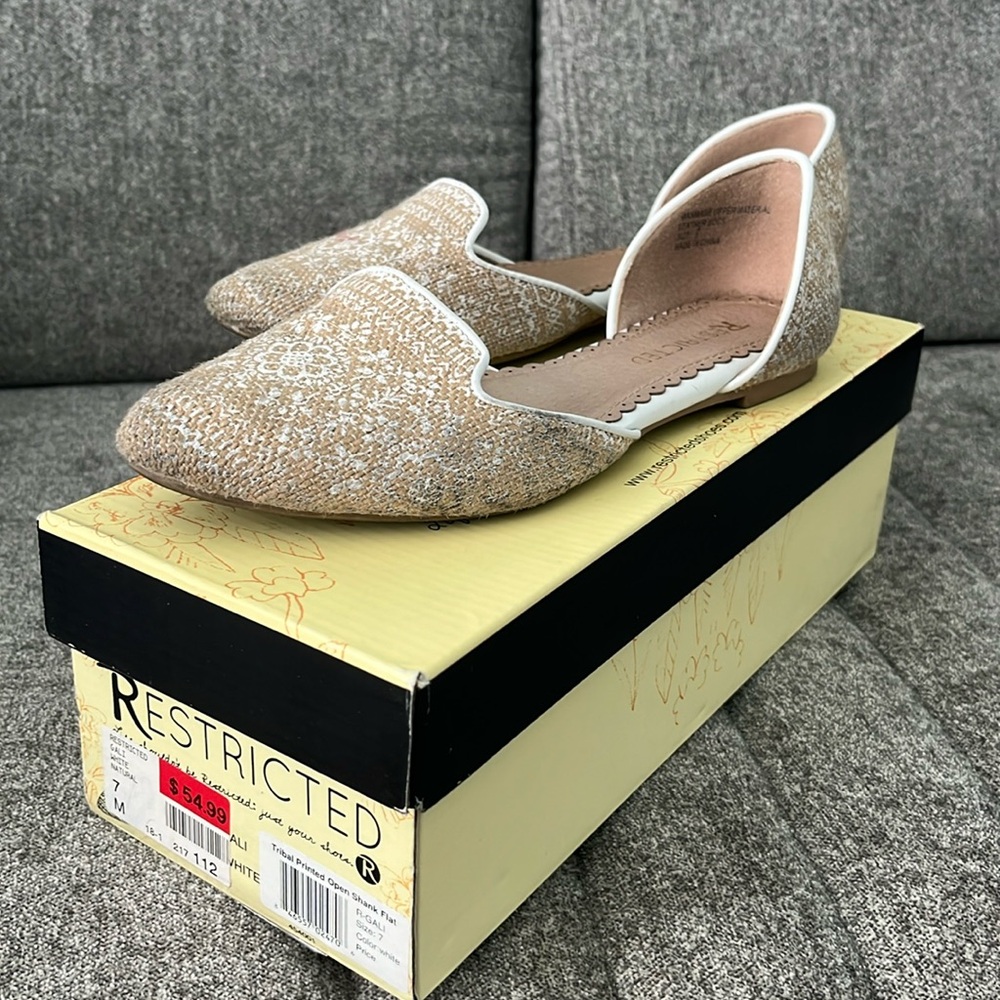 RESTRICTED Gali White/Beige Flats, gently used, with box, 7M